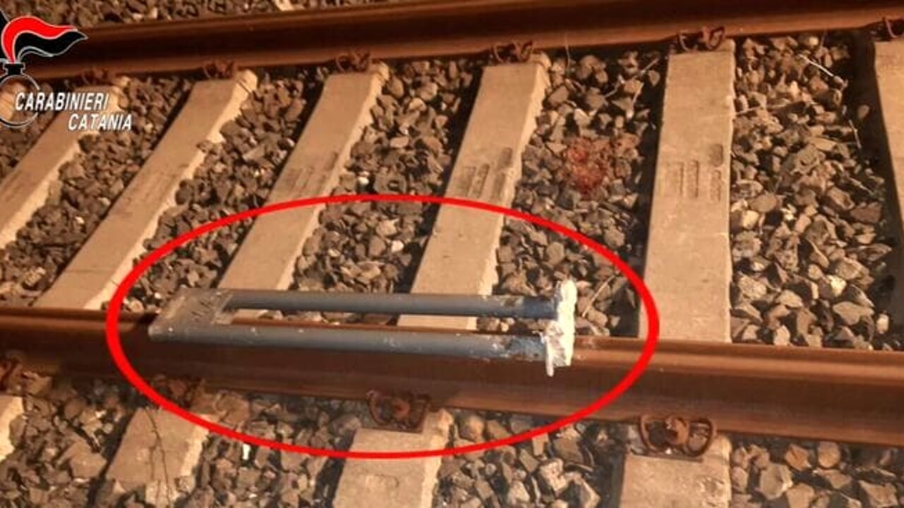 Grammichele, pietre e tubi sui binari per far deragliare il treno: denunciati 6 minori