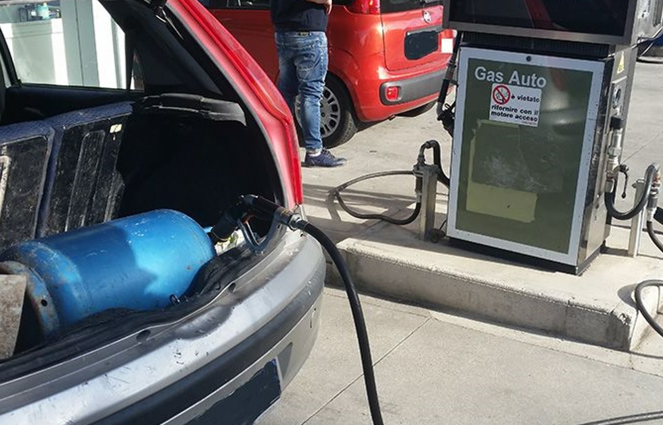 Caltagirone, ricarica bombola gas alla stazione di servizio: multati gestore e cliente