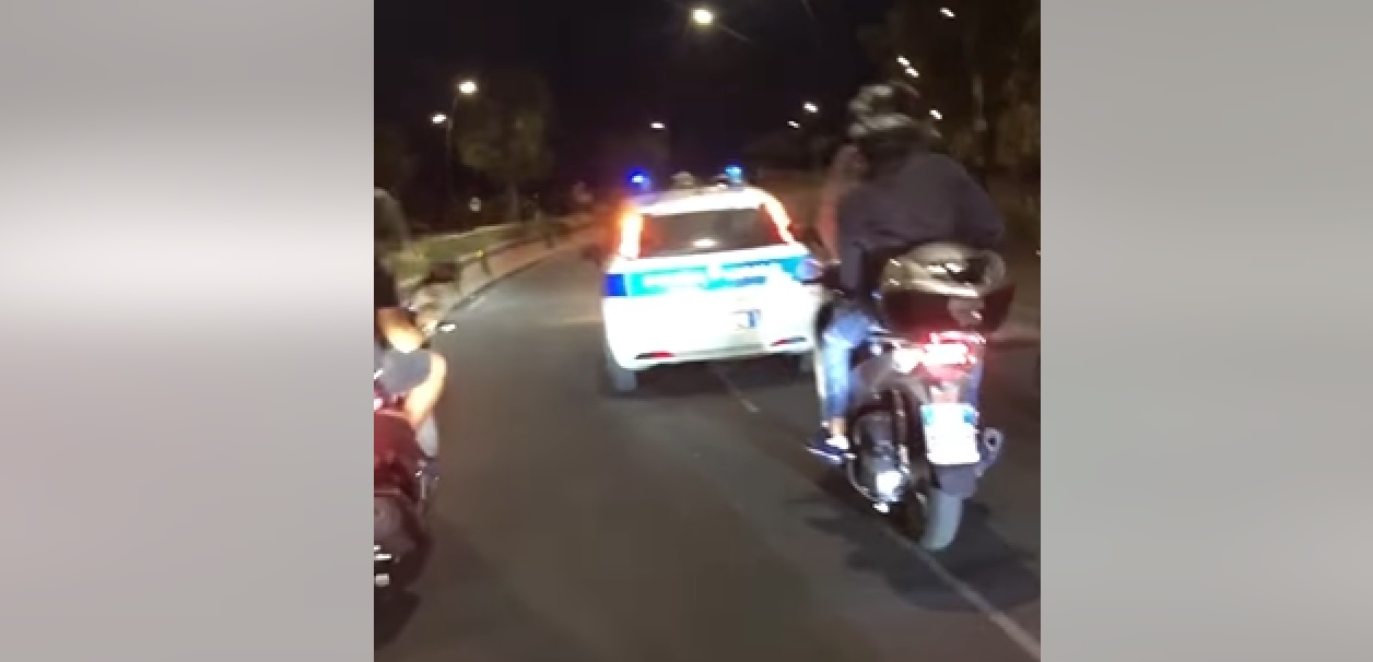 Inciviltà a Catania: l’auto della Municipale “inseguita” da giovani in scooter, il Video