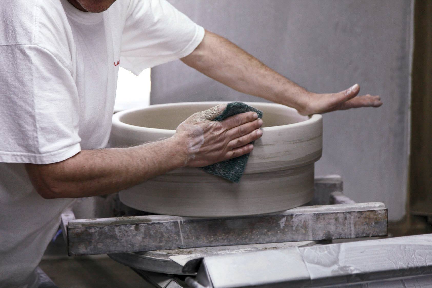 Mise, 10 milioni di euro per la filiera della ceramica e vetro artistico