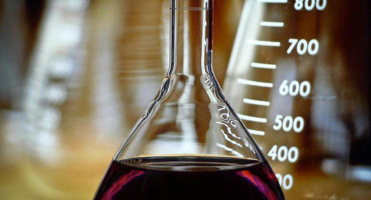 Misurare il volume dei liquidi grazie ai cilindri graduati Misurare il volume dei liquidi grazie ai cilindri graduati