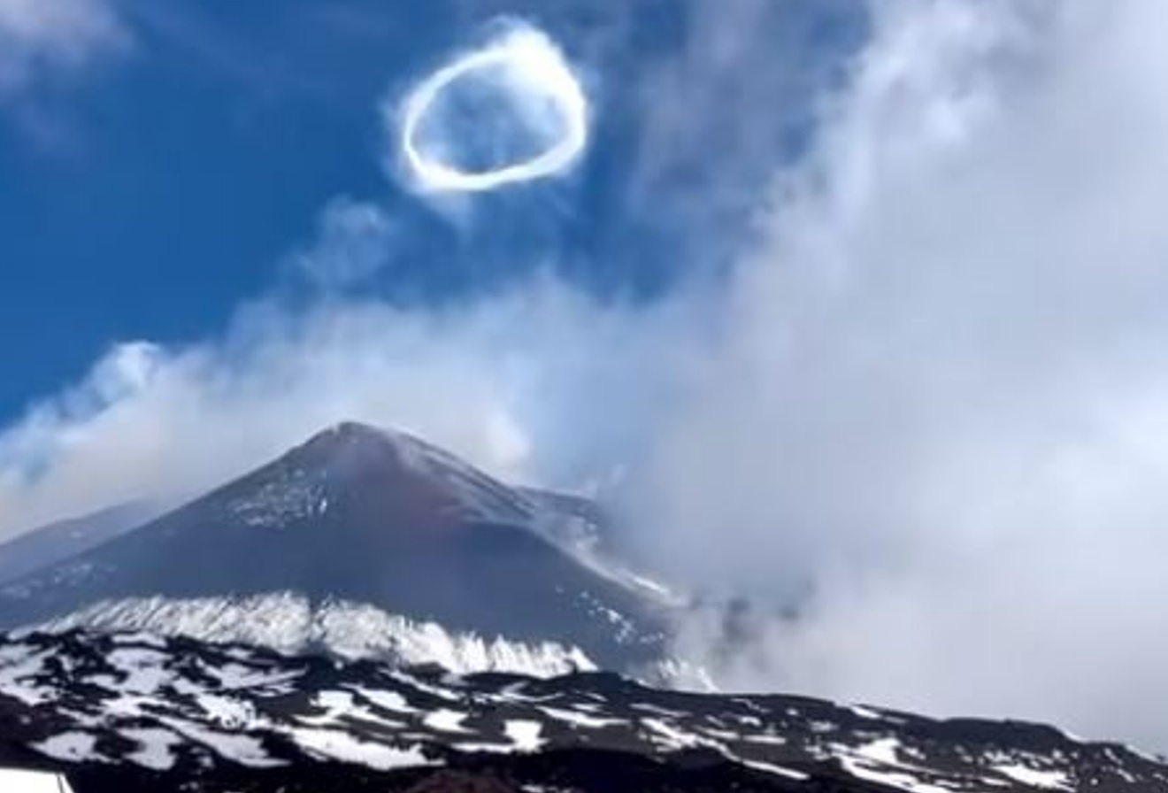 Etna, anello di vapore sopra il cratere, come una “corona”: il Video