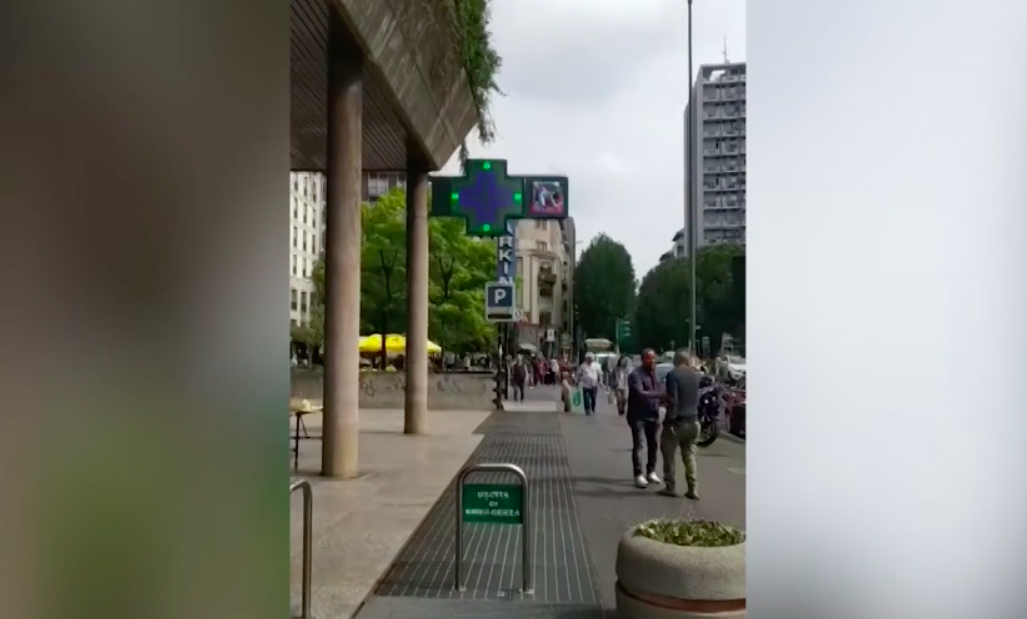 Film a luci rosse trasmesso nel video di una farmacia Film a luci rosse trasmesso nel video di una farmacia