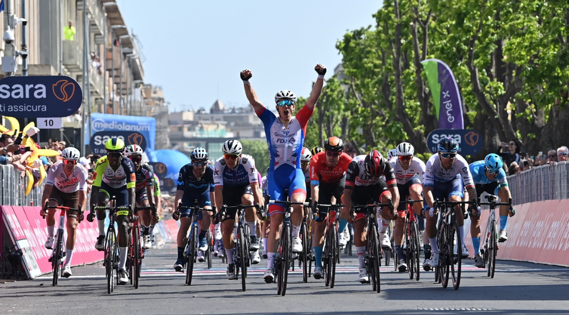 Giro d’Italia 2022, sprint di Demare che trionfa a Scalea