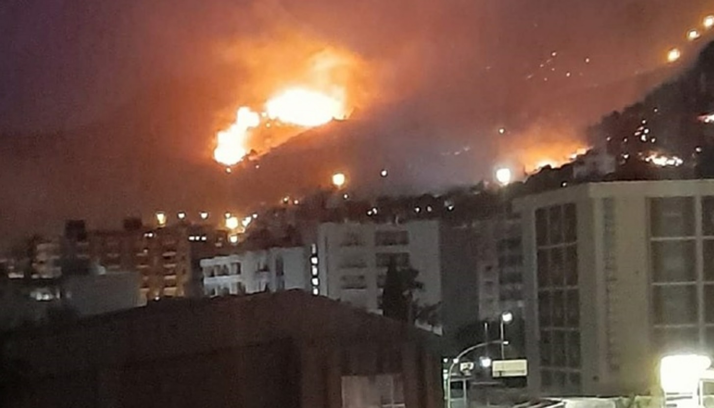 Incendi in Sicilia, la lunga notte di paura ad Erice: le Foto