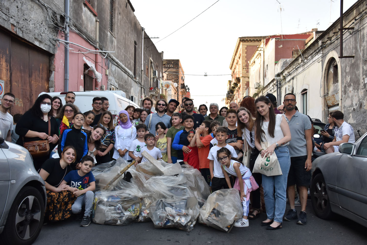 Catania, bimbi in marcia per ripulire San Cristoforo