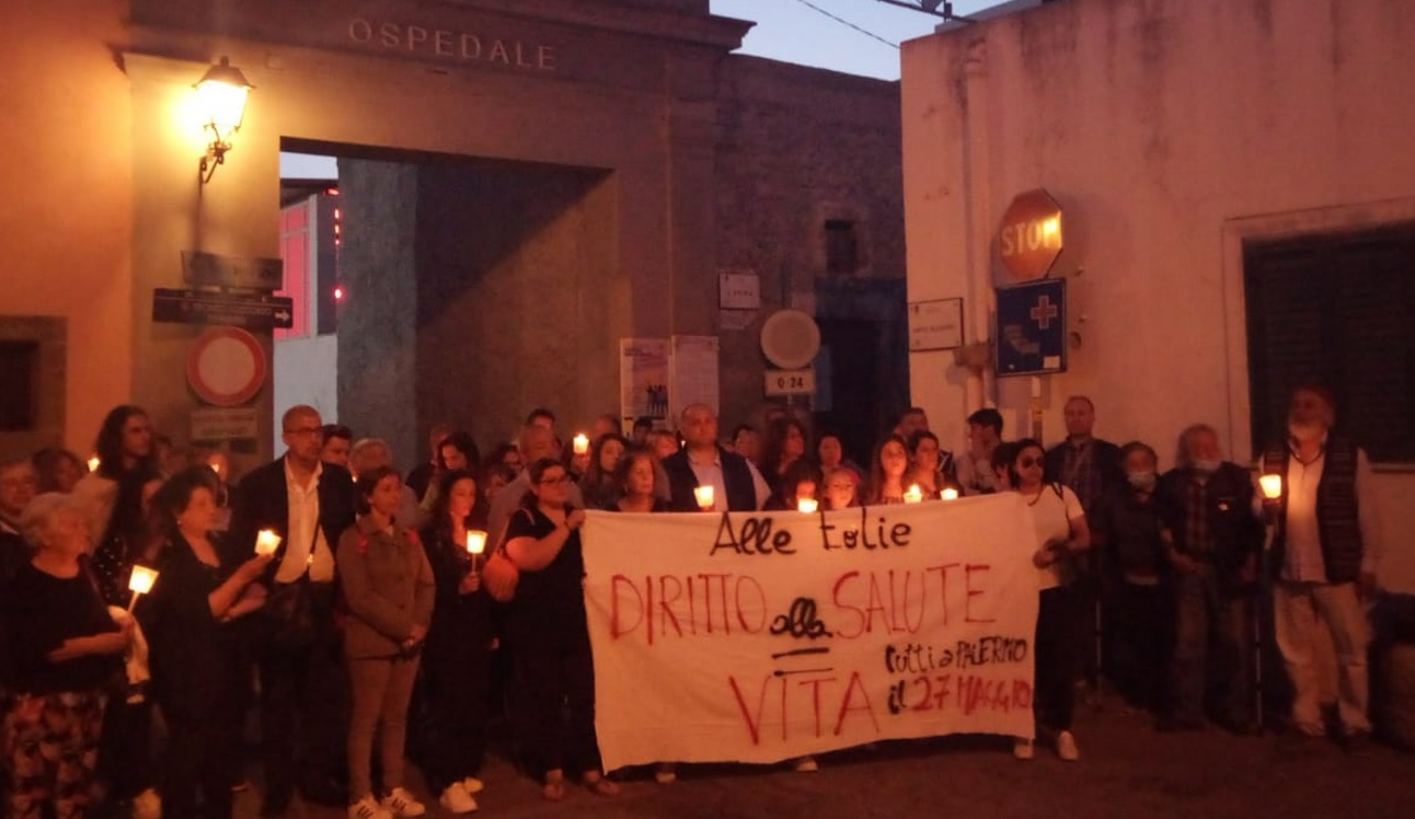 Lipari: “processione funebre” per l’assistenza sanitaria defunta