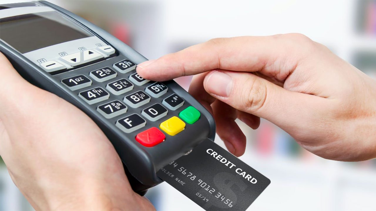 Boom pagamenti con carte e bancomat, oltre 300 miliardi: +20% sul 2021