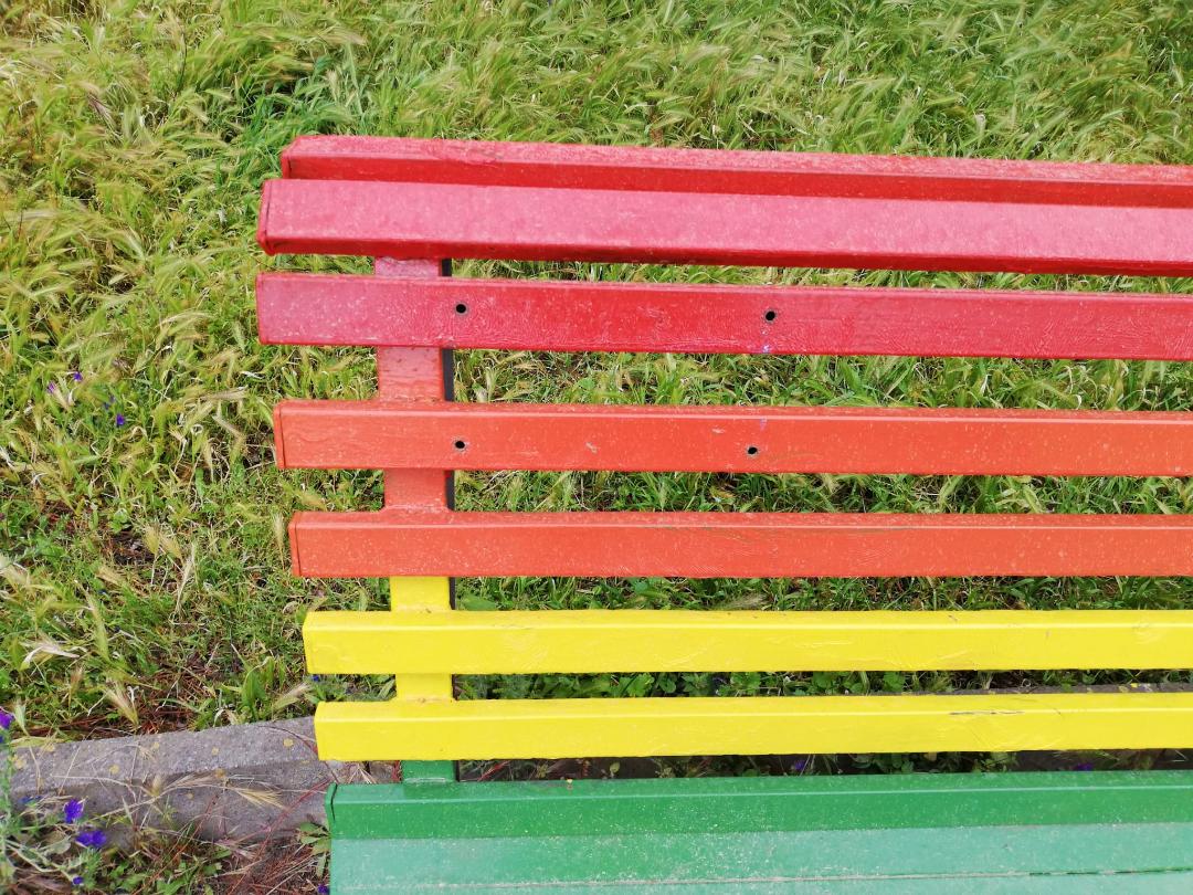 Vandalizzata la panchina arcobaleno a Catania, Arcigay: “Non ci lasciamo intimorire”