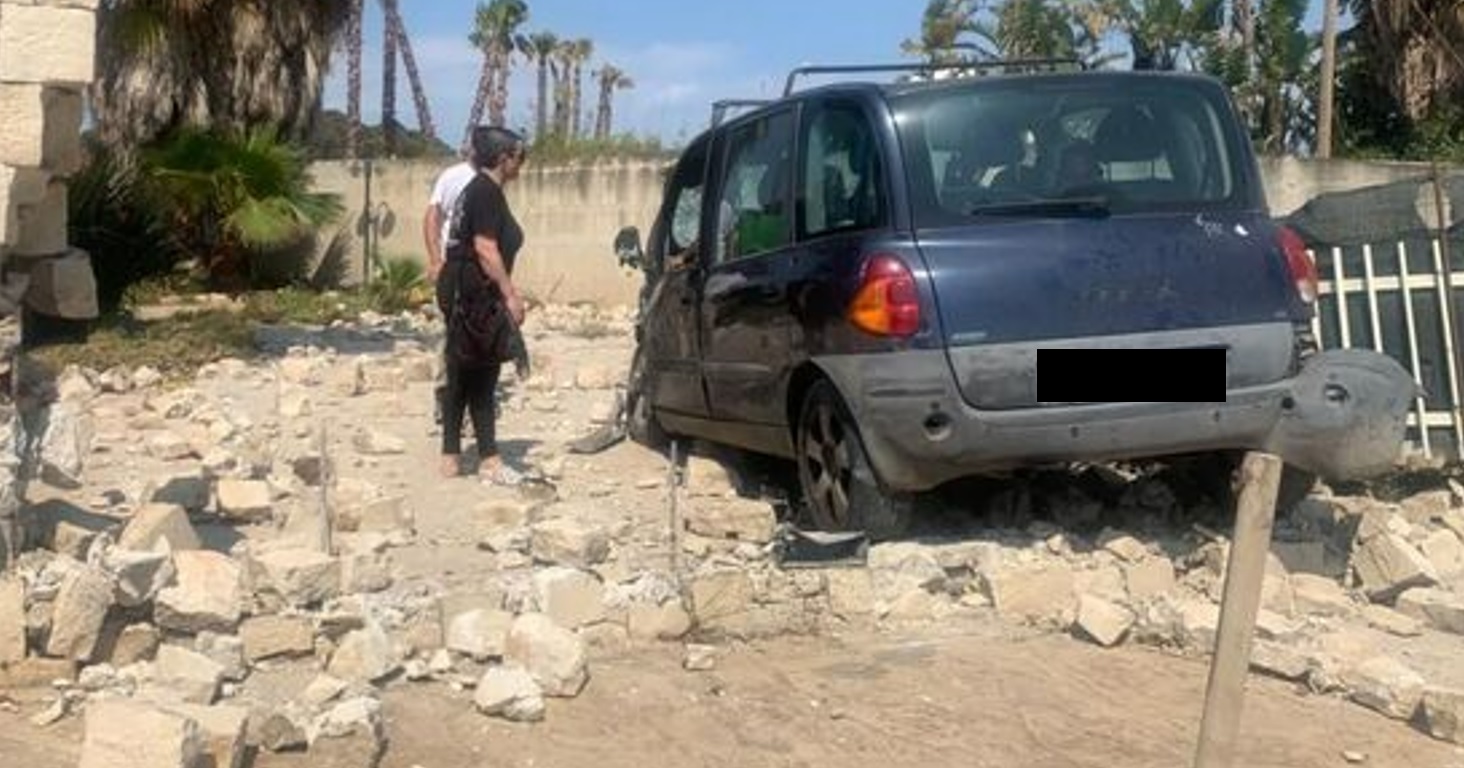 Pozzallo, l’auto sfonda un muro: morta una donna, ferito il marito