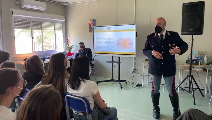 Agira, il tema della “disregolazione” stradale affrontato da studenti e Polizia