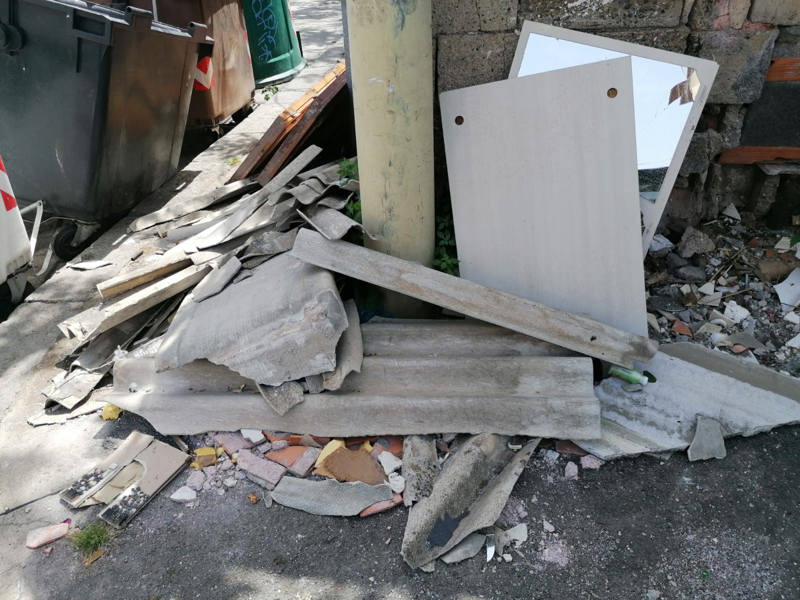 Rifiuti a Catania, amianto e frigoriferi tra turisti e bambini: come farli rimuovere