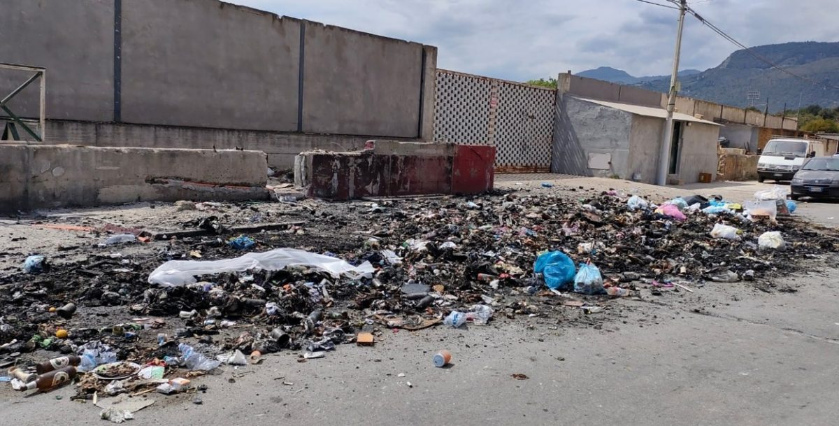 Palermo, rifiuti non raccolti allo “Zen 2”, appiccati roghi