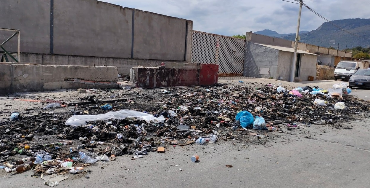 Palermo, rifiuti non raccolti allo “Zen 2”, appiccati roghi