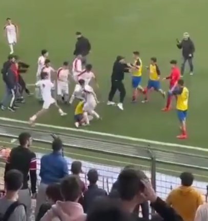 Catania, scoppia la rissa in campo: calci e pugni dopo il match