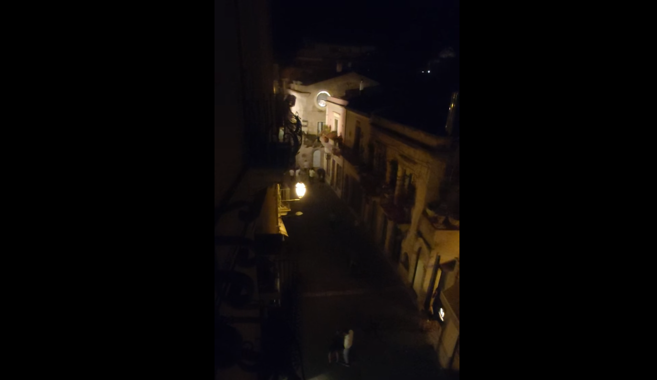 Taormina, rissa in centro nel weekend tra calci e pugni: il video