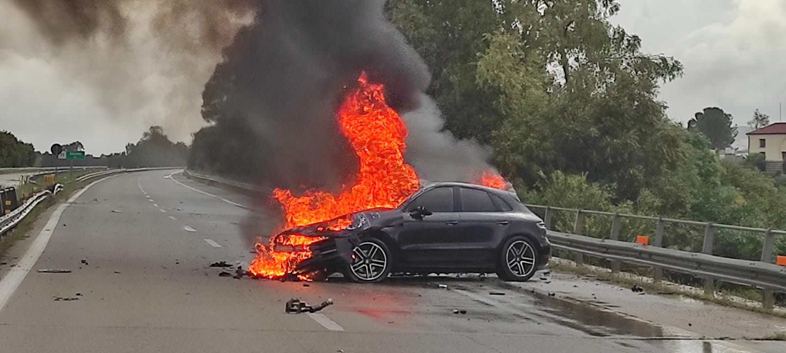 Sbanda con la sua Porsche, la macchina prende a fuoco sull’A29