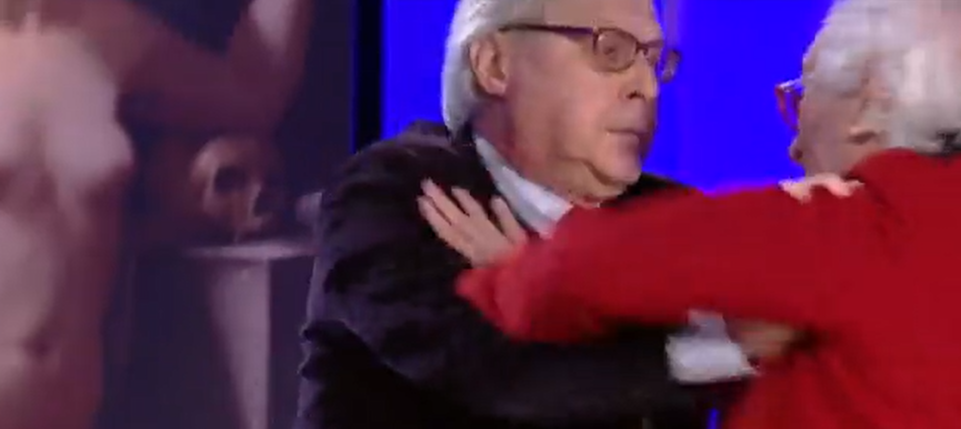 Sgarbi e Mughini, clamorosa rissa al Maurizio Costanzo Show: il video