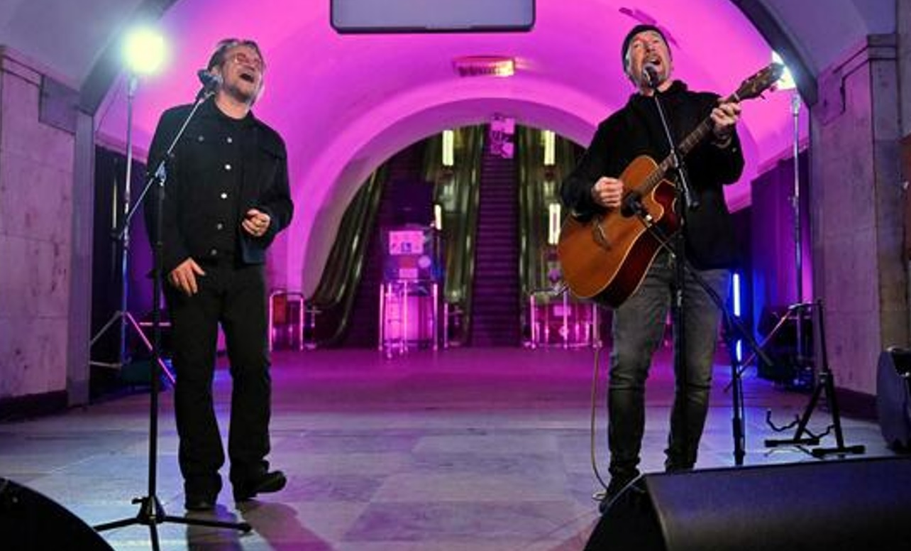 U2, concerto live nella metropolitana a Kiev: “No alla Guerra” – Video