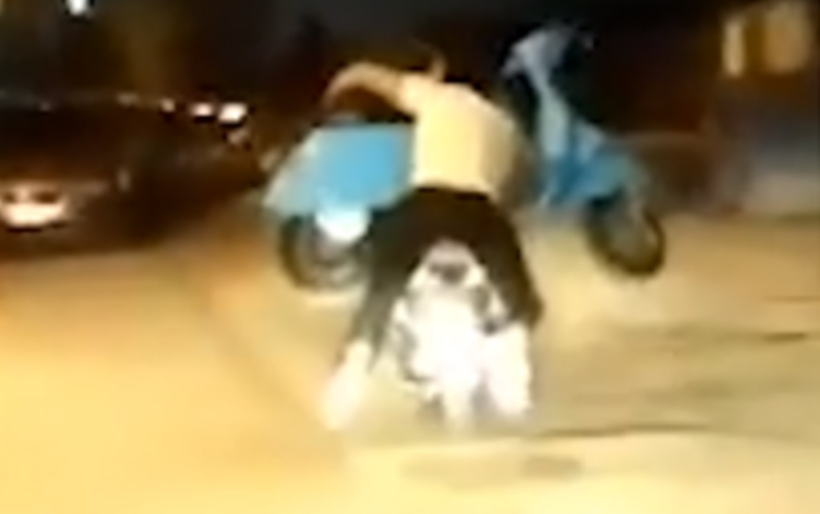 Portano via una Vespa in sella a uno scooter: il video incredibile