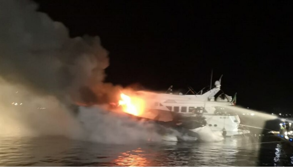 Siracusa, yacht in fiamme affonda nel mare di Ortigia