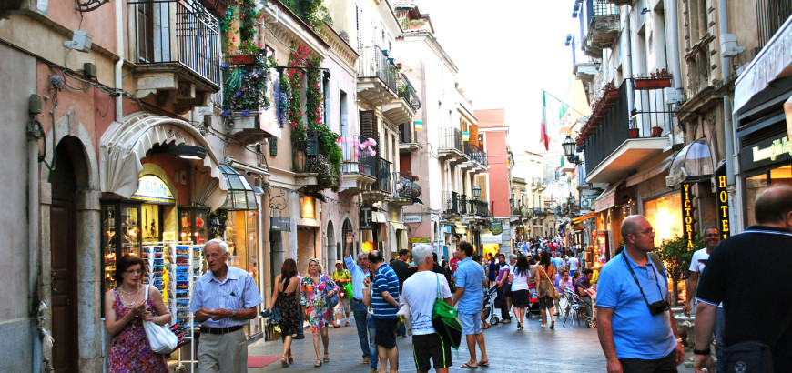 Ferragosto, boom di turisti, a Taormina tornano australiani e americani