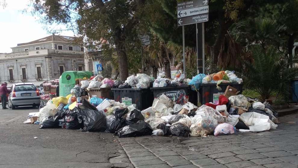 Catania, distese di spazzatura e caldo, “Situazione fuori controllo”