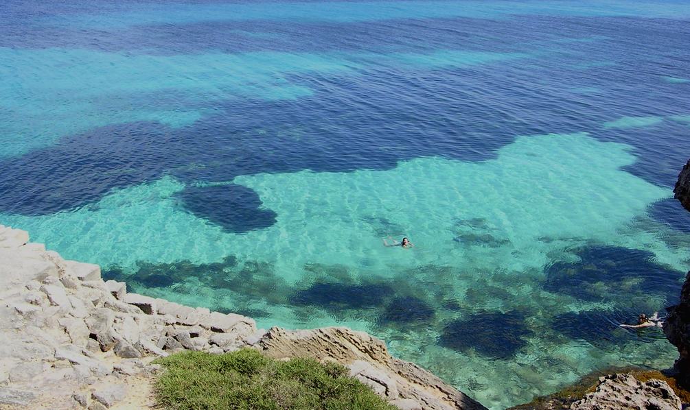 Il sindaco di Favignana: “Vietato circolare in costume da bagno in centro”