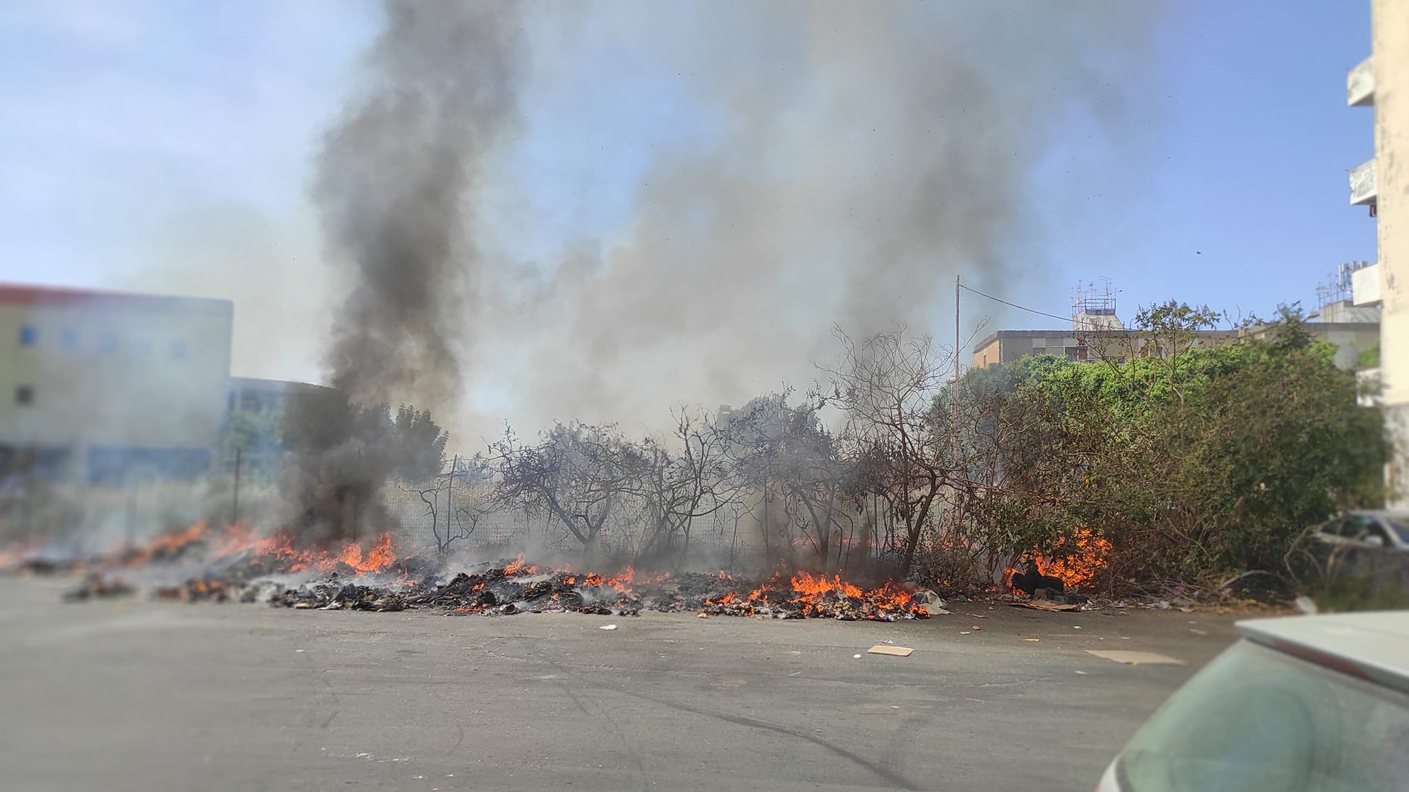 Incendi di rifiuti a Catania: nei quartieri si rischia “la rivolta” – Foto