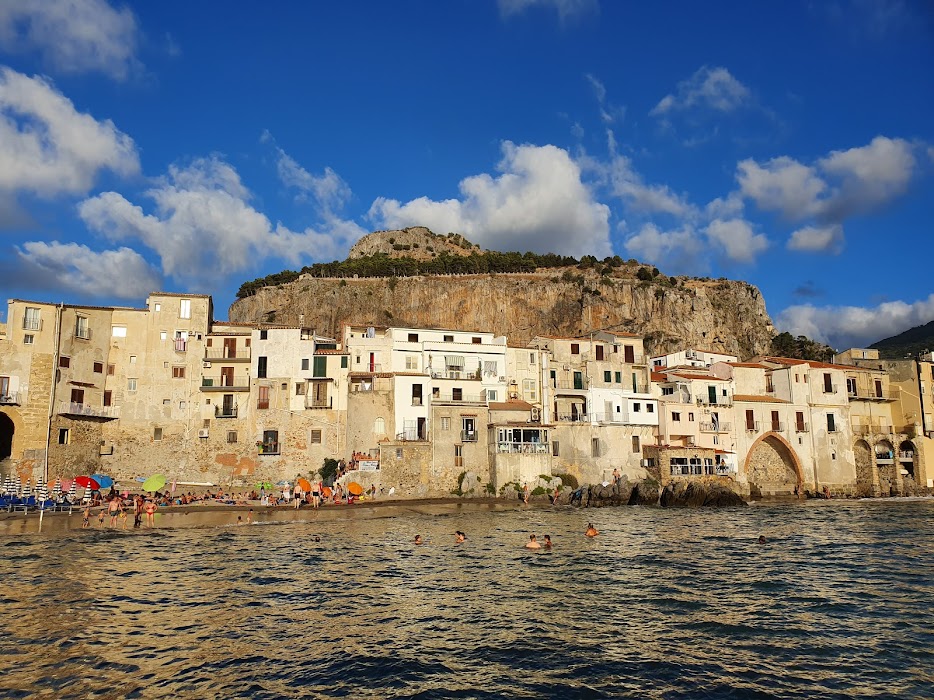 Spiaggia libera di Cefalù, approvato il servizio di salvataggio