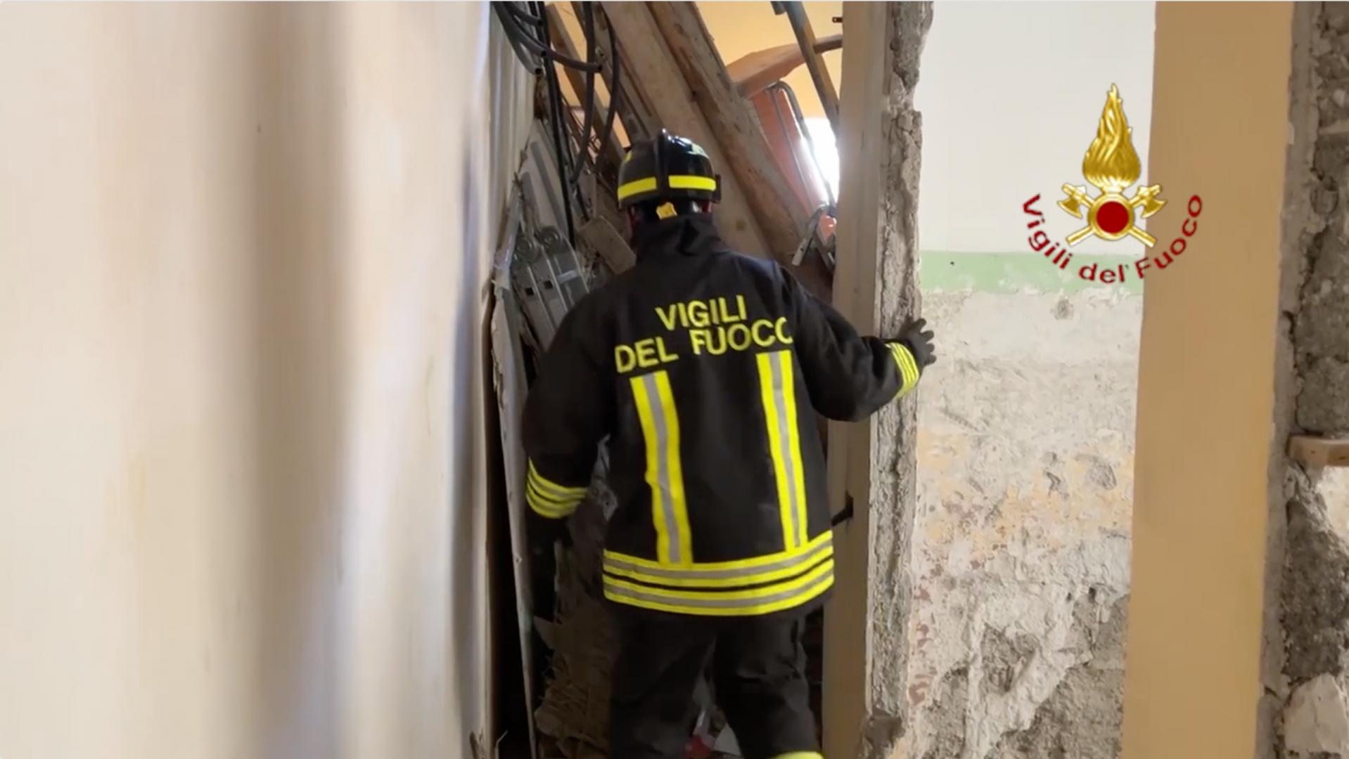 Palermo, crolla il solaio di un’abitazione: ci sono feriti VIDEO