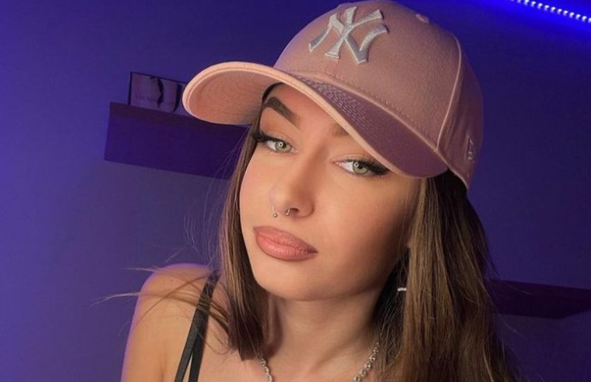 Elisa Esposito, l’influencer del “corsivo” attacca: “Se guadagnate 1300 euro al mese è colpa vostra”