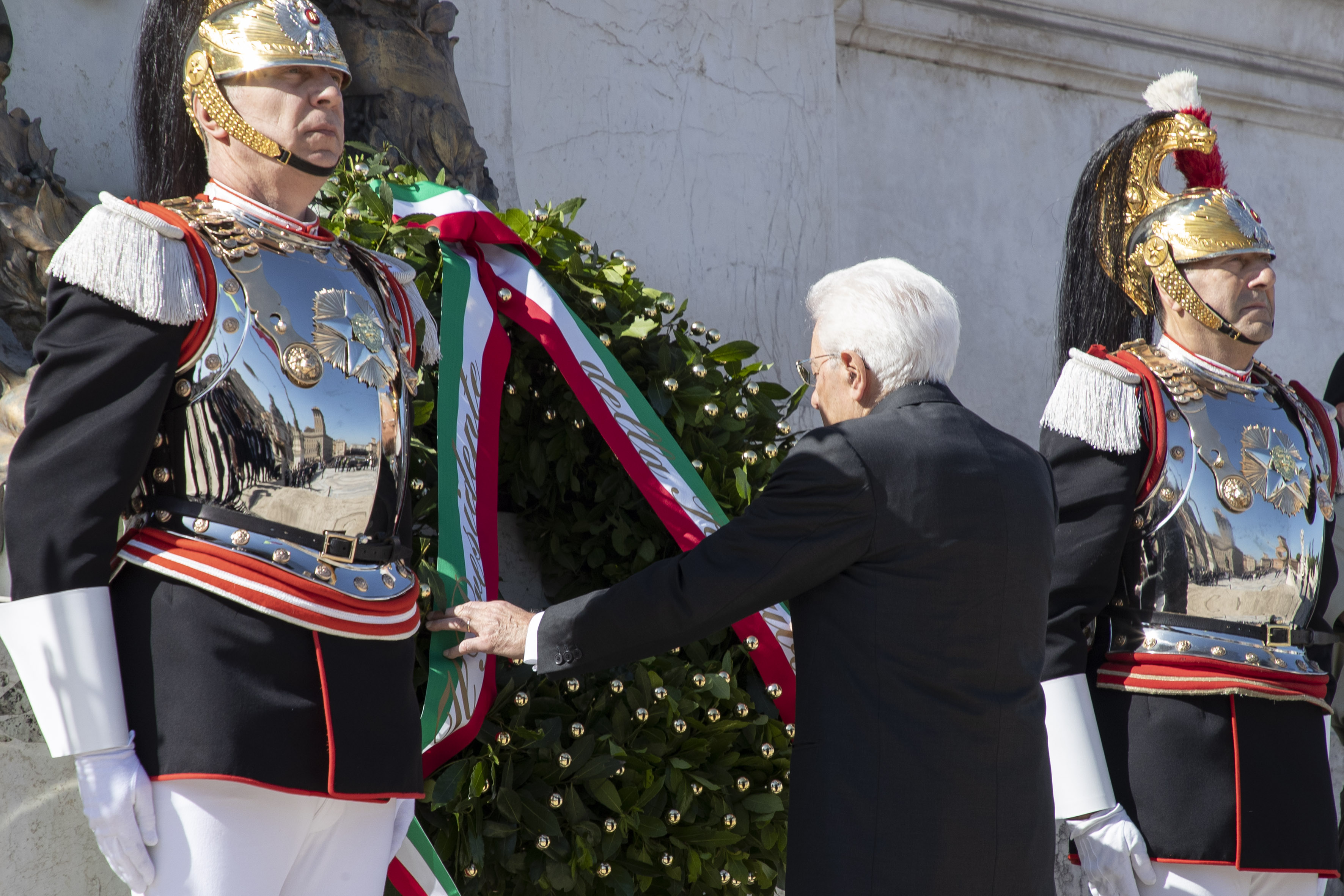 Festa 2 giugno, Mattarella all’Altare della Patria: parata e frecce tricolori- Foto