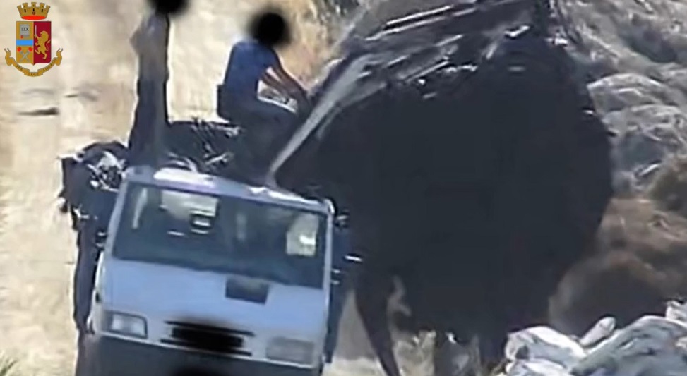 Gela, combustione e sversamento illecito rifiuti: otto misure cautelari