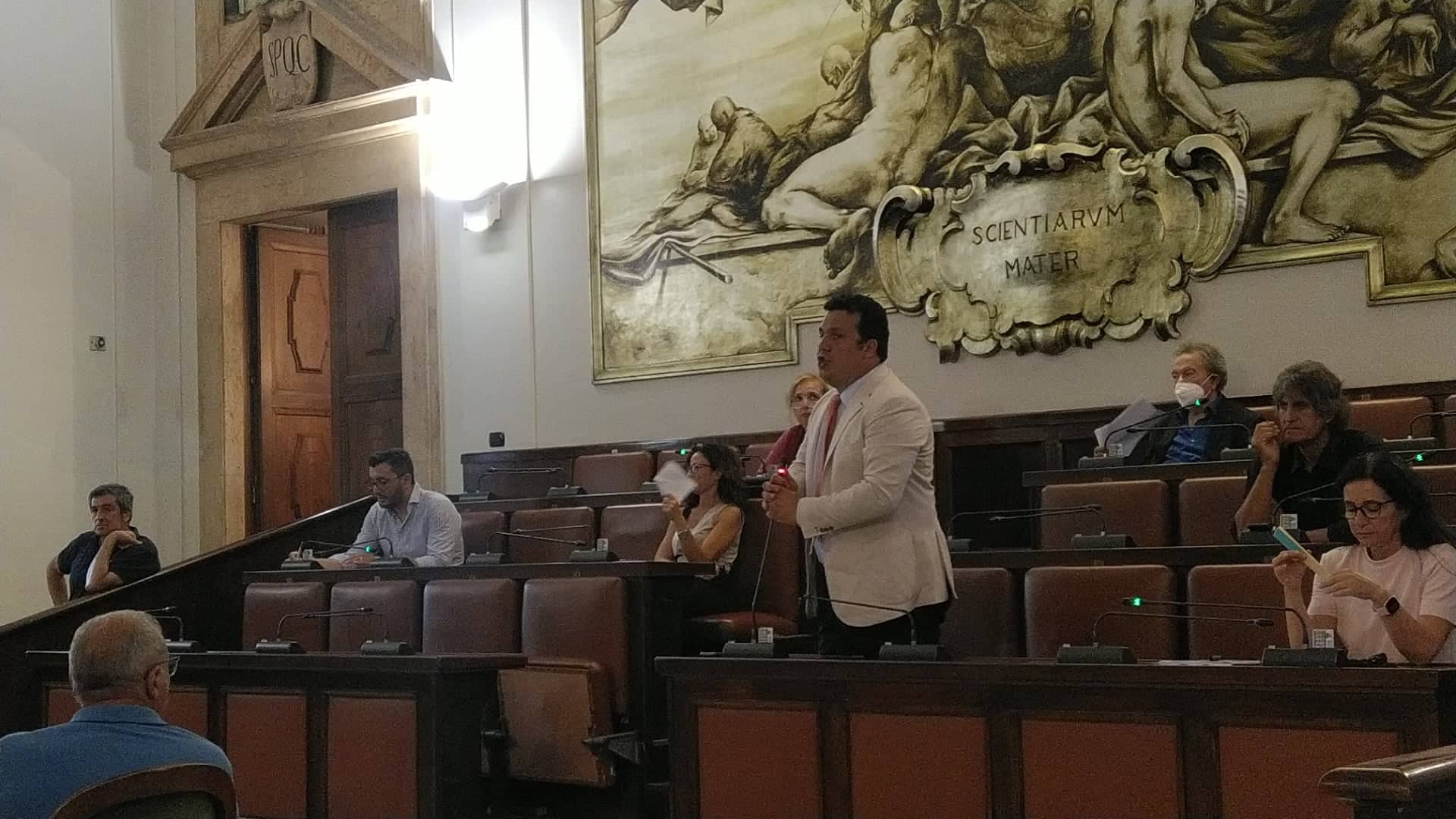 Catania, aumento della Tari rinviato: seduta tra accuse e sospiri di sollievo