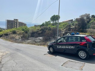 Incendio boschivo, piromane sorpreso da un carabiniere fuori servizio: arrestato