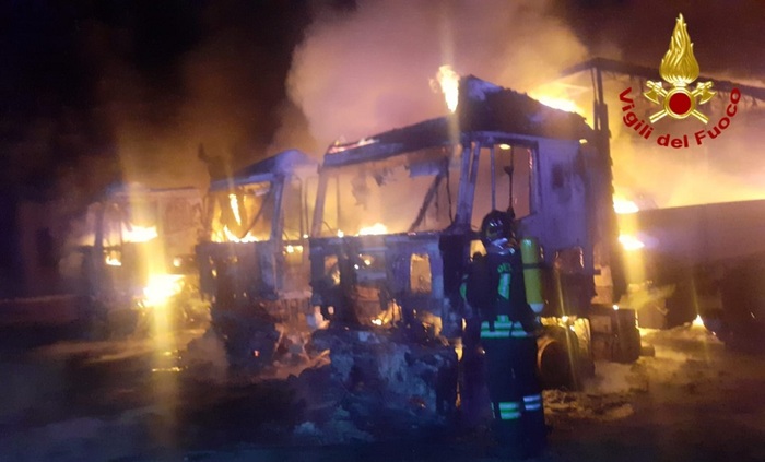 Niscemi, incendio distrugge quattro mezzi pesanti: accertamenti in corso