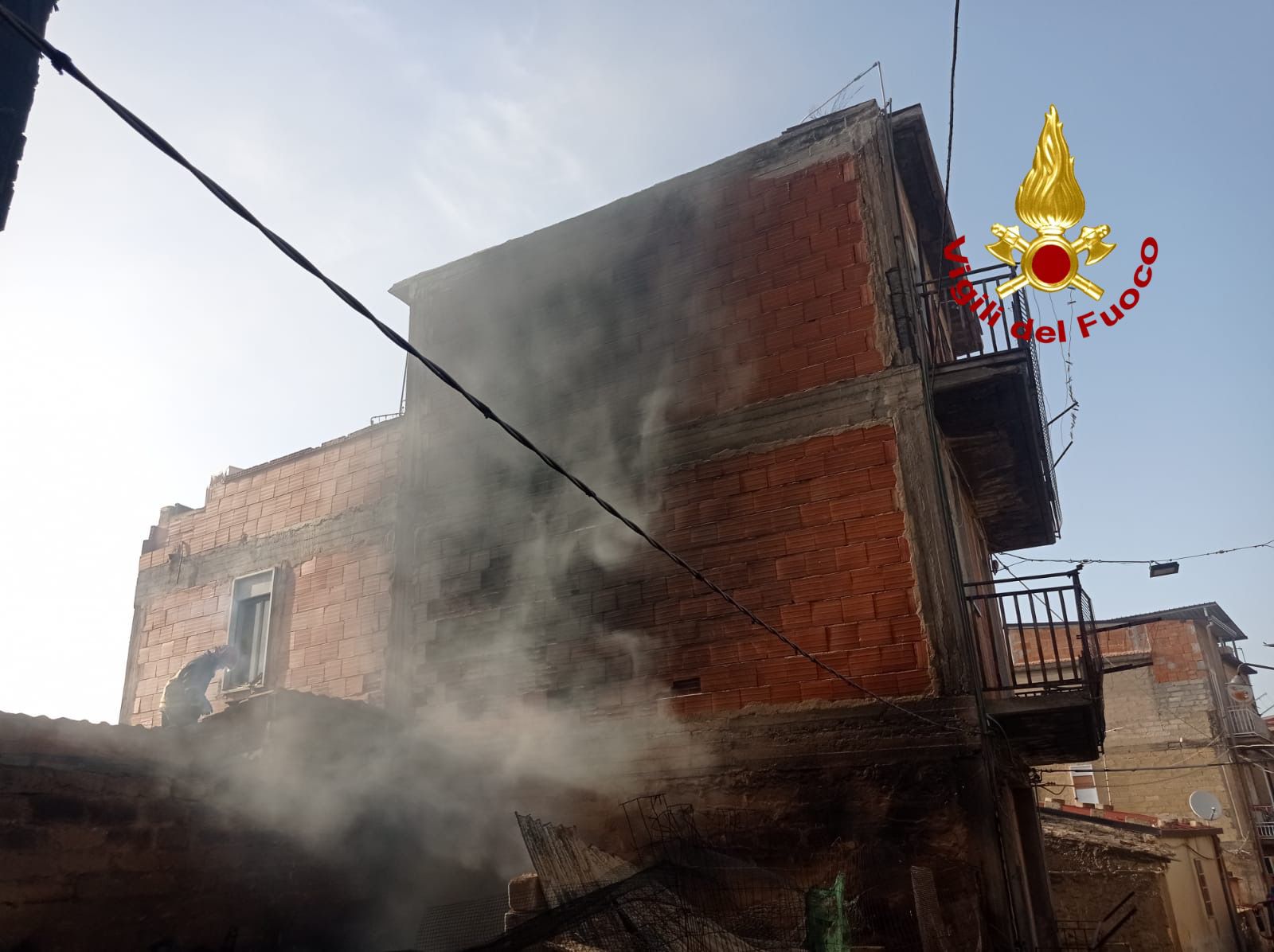 Incendio a Palagonia, fiamme coinvolgono tre abitazioni: un uomo intossicato