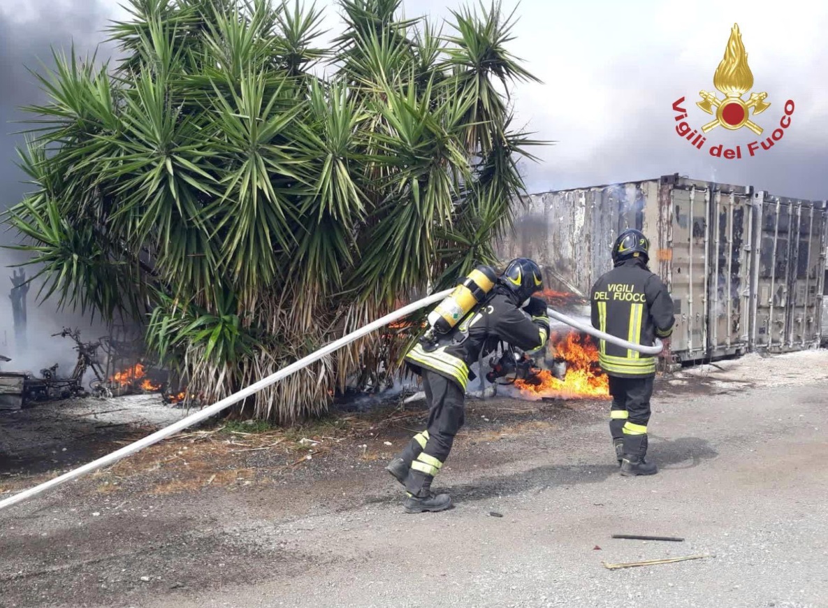 Maxi incendio sulla via Aurelia, esplodono diverse bombole: residenti evacuati Maxi incendio sulla via Aurelia, esplodono diverse bombole: residenti evacuati
