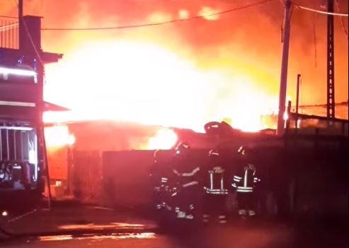Notte “infernale” a Catania, campo nomadi in fiamme e auto distrutte – VIDEO