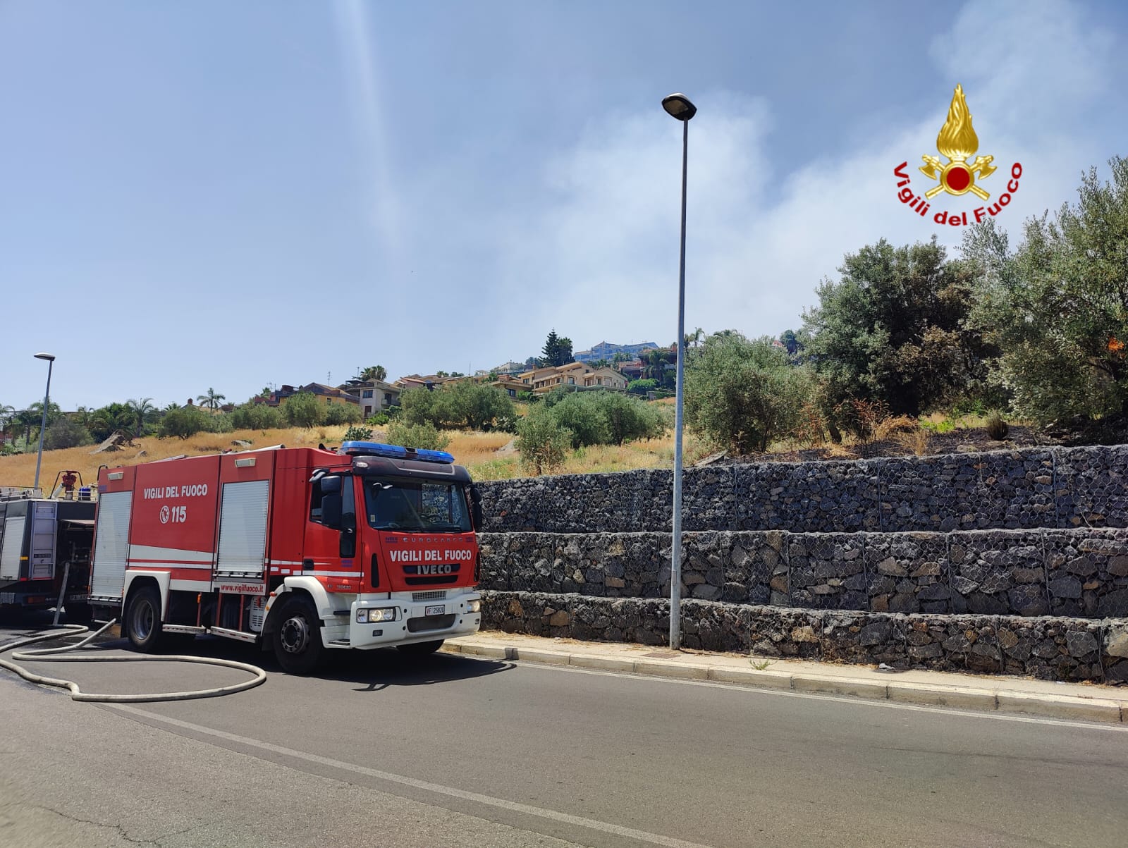 Collina di Vampolieri in fiamme, incendio nel Catanese: vigili del fuoco in azione Collina di Vampolieri in fiamme, incendio nel Catanese: vigili del fuoco in azione