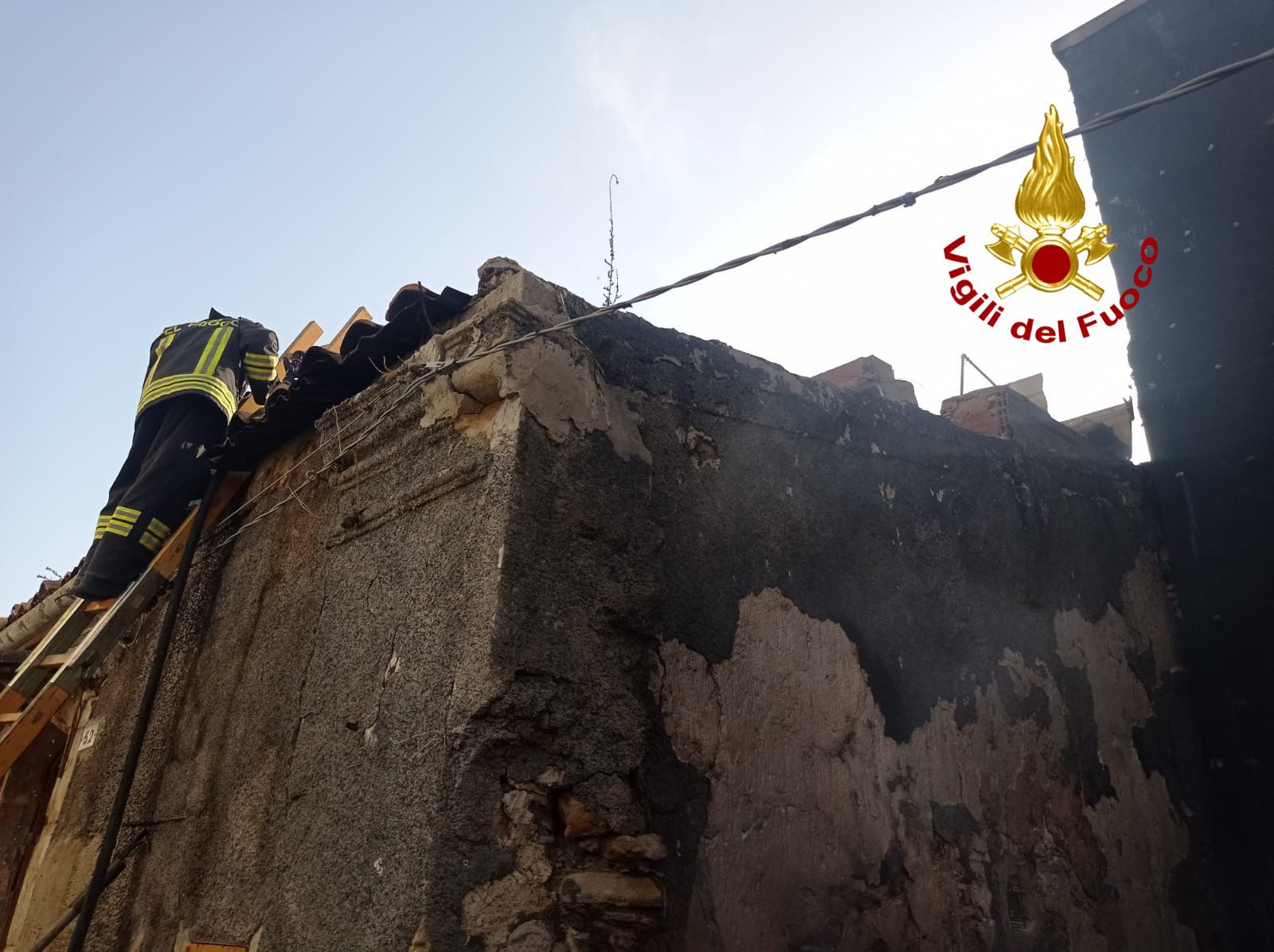 Galleria foto 'Incendio a Palagonia, fiamme coinvolgono tre abitazioni: un uomo intossicato' - foto 1