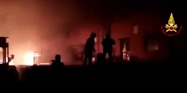 Incendio in vivaio nella notte, preoccupazione nel Catanese: intervengono i vigili del fuoco – VIDEO Incendio in vivaio nella notte, preoccupazione nel Catanese: intervengono i vigili del fuoco – VIDEO