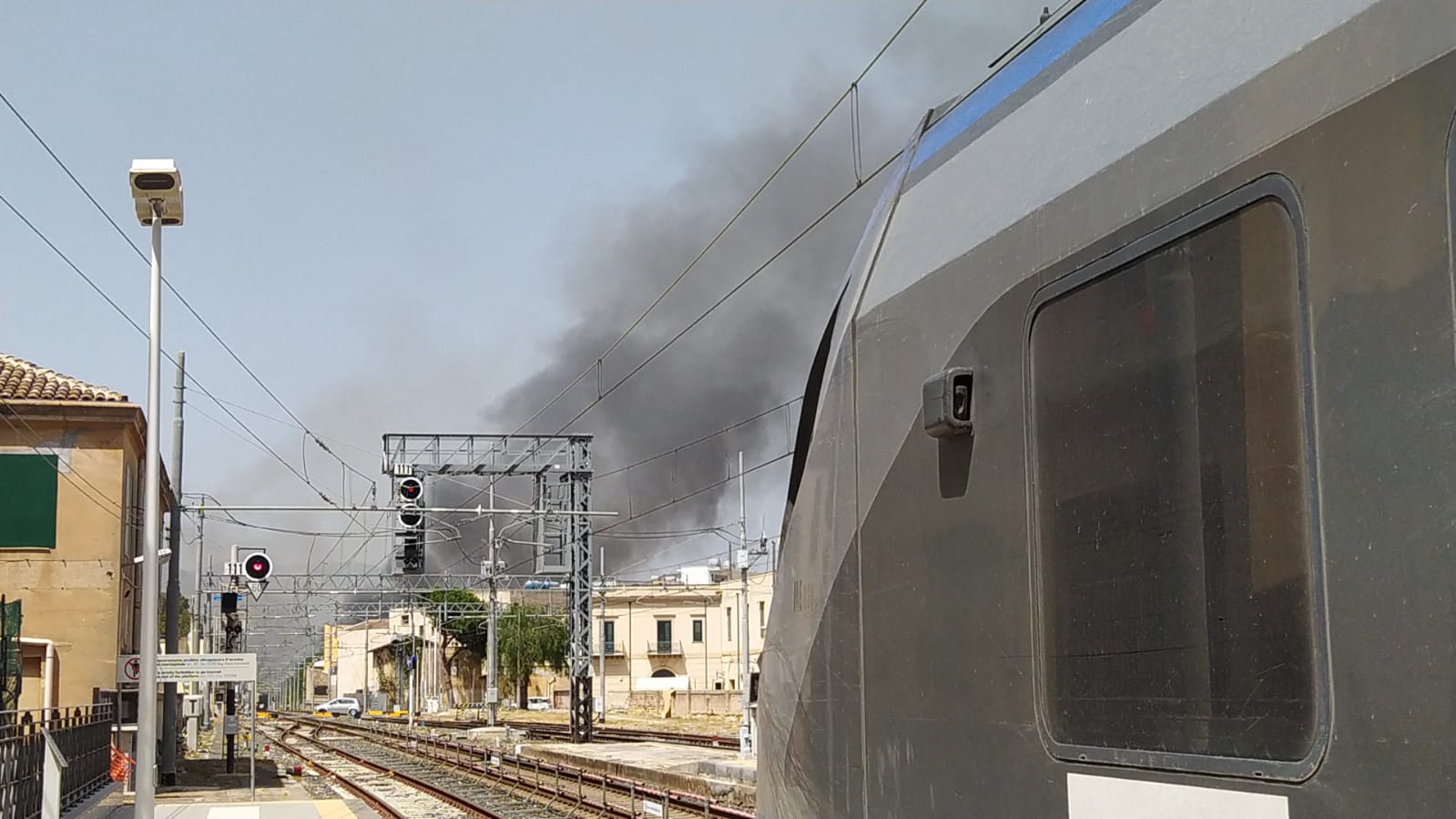 Incendi a Palermo, a Bagheria fuoco invade binari, treni cancellati e ritardi