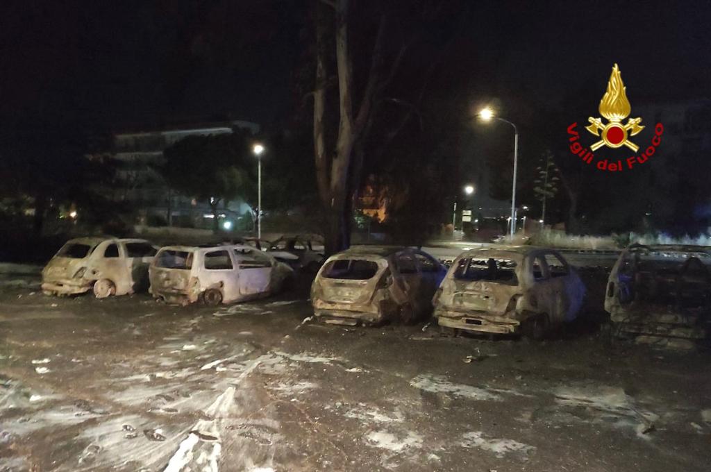 Notte “infernale” a Catania, campo nomadi in fiamme e auto distrutte – VIDEO