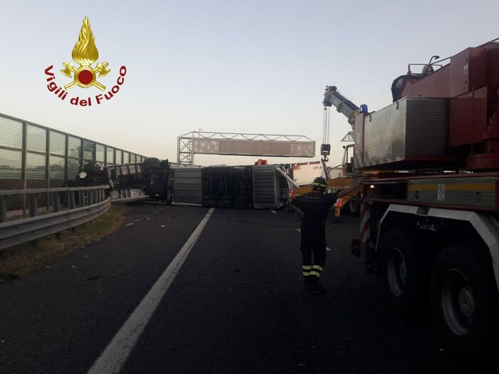 Tragico scontro tra camion e auto sull’A1, un morto e sei feriti: traffico impazzito