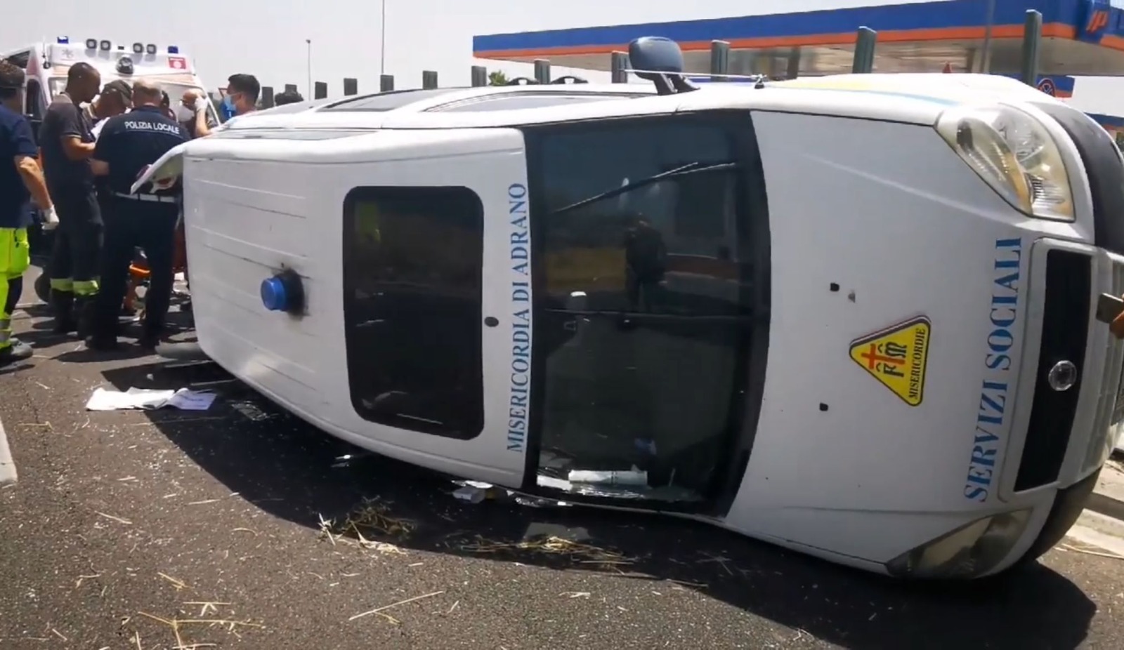 Doblò della Misericordia si ribalta sulla SS 121, 4 feriti: scatta la corsa in ospedale