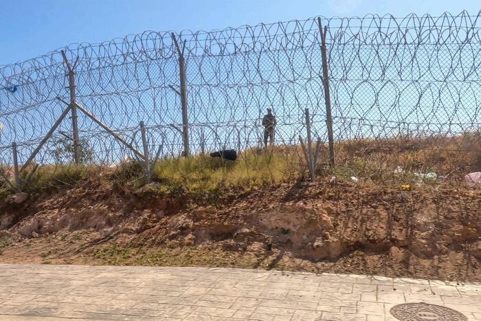 Strage di migranti a Melilla: 27 persone soffocate dalla calca nel tentativo di superare la “frontiera”