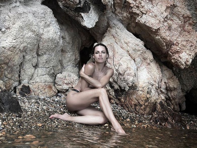 Michelle Hunziker sexy per l’estate 2022: vacanza alle Isole Eolie, le FOTO