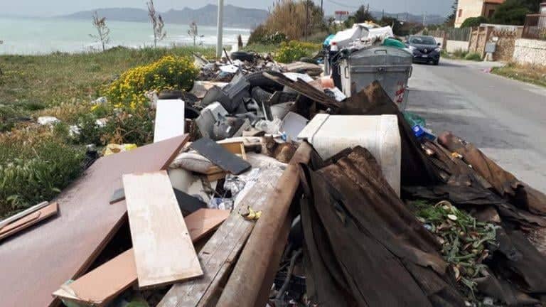 Licata, la vergogna delle strade per la spiaggia costellate di discariche